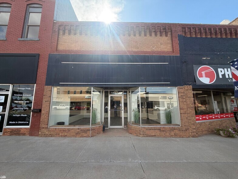 Primary Photo Of 208 N Main St, Kingfisher Storefront For Sale