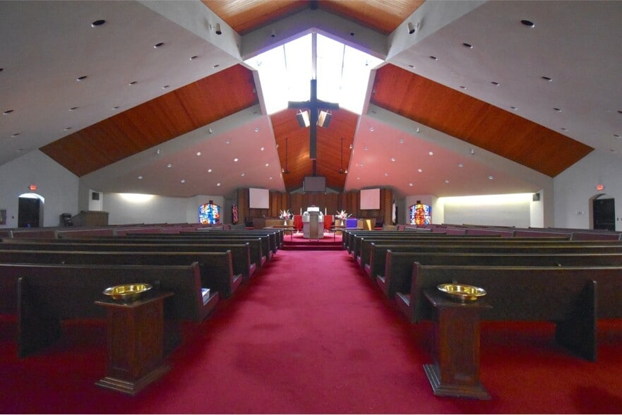 More Photos Of 20300 Middlebelt Rd, Livonia Religious Facility For Lease