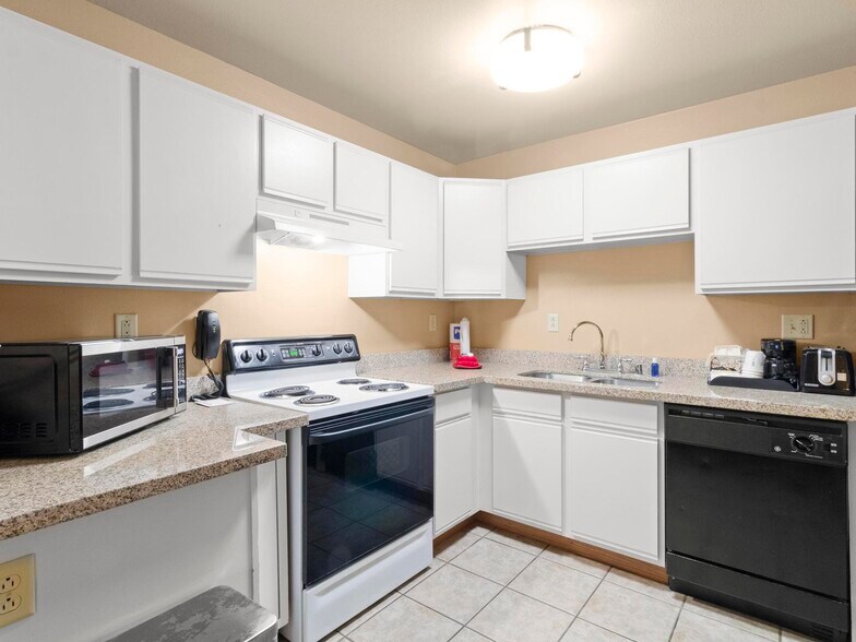 More Photos Of 1001 W College, Oak Creek Hotel For Sale