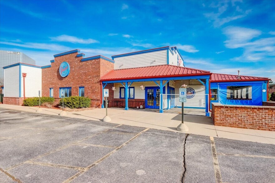 More Photos Of 10950 W Good Hope Rd, Milwaukee Restaurant For Sale