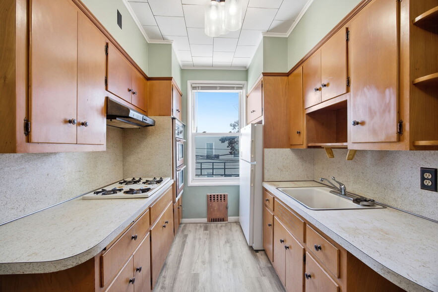 More Photos Of 7861 75th St, Glendale Multifamily For Sale