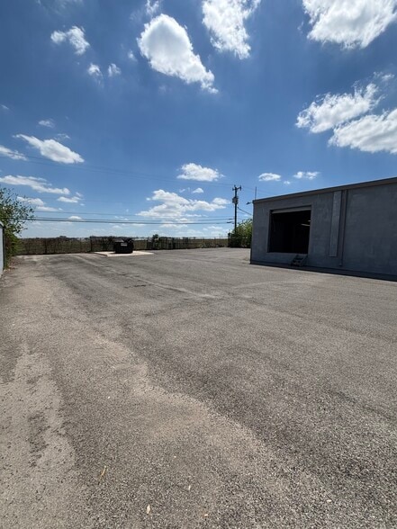 More Photos Of 11922 Warfield St, San Antonio Warehouse For Sale