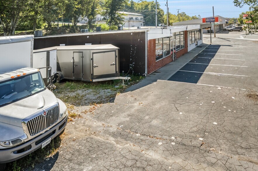 More Photos Of 211 N Riverside Dr, Clarksville Freestanding For Sale