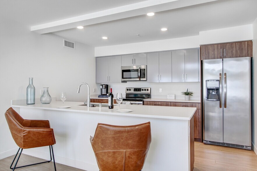 More Photos Of 6625 Reseda Blvd, Reseda Apartments For Lease