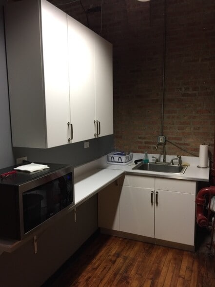 More Photos Of 1100 W Cermak Rd, Chicago Light Distribution For Lease