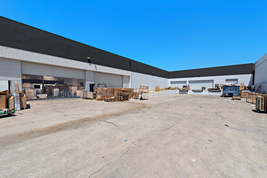 More Photos Of 11552 Monarch St, Garden Grove Warehouse For Lease