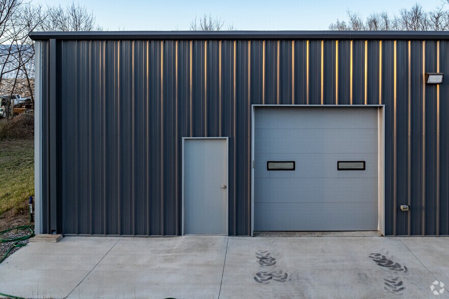 More Photos Of 3701 W Nichols St, Springfield Flex For Lease