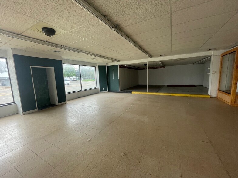 More Photos Of 319 N Mission St, Mt Pleasant Showroom For Sale