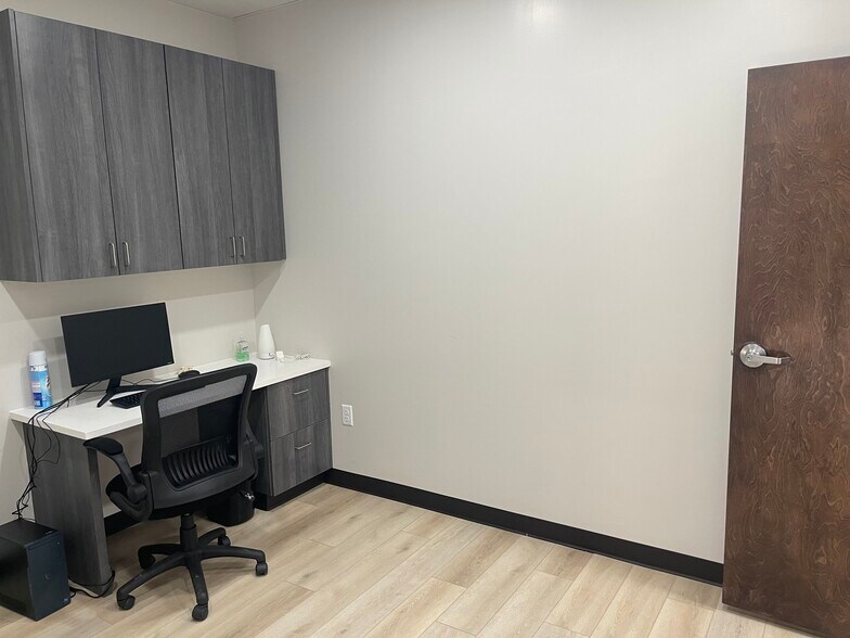 More Photos Of 1915 S Zapata Hwy, Laredo Storefront Retail Office For Lease