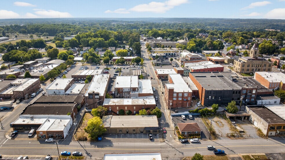 More Photos Of 109 7th Ave E, Springfield Flex For Sale