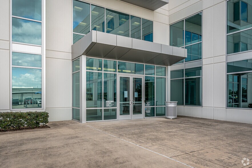More Photos Of 10344 Sam Houston Park Dr, Houston Office For Lease