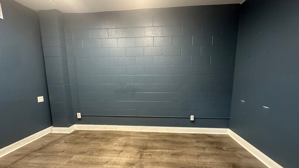 More Photos Of 1051 14th Ave, Longview General Retail For Lease