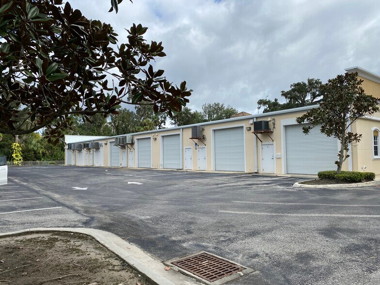More Photos Of 136 N Orchard St, Ormond Beach General Retail For Lease
