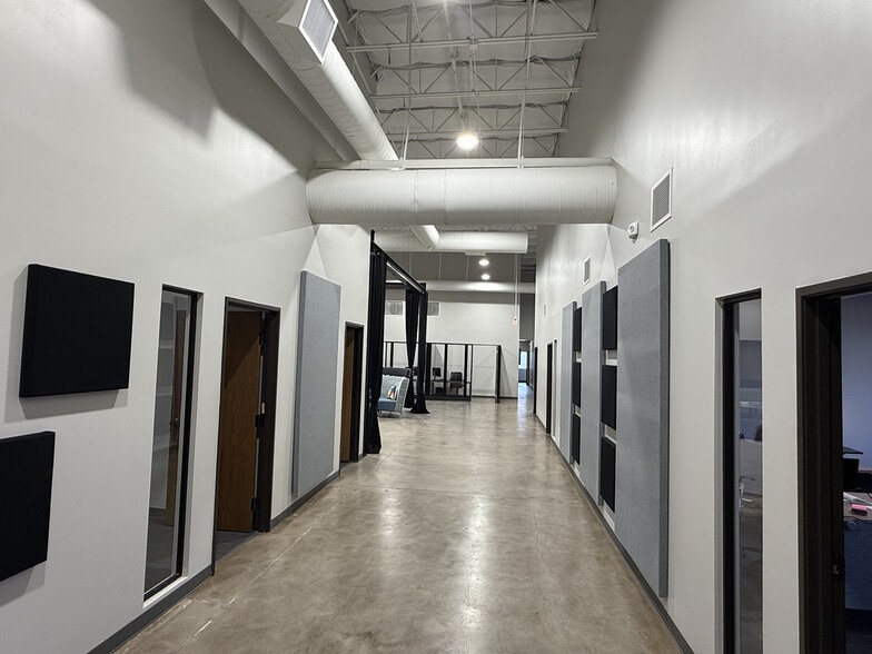 More Photos Of 3101-3117 N Skyway Cir, Irving Distribution For Lease