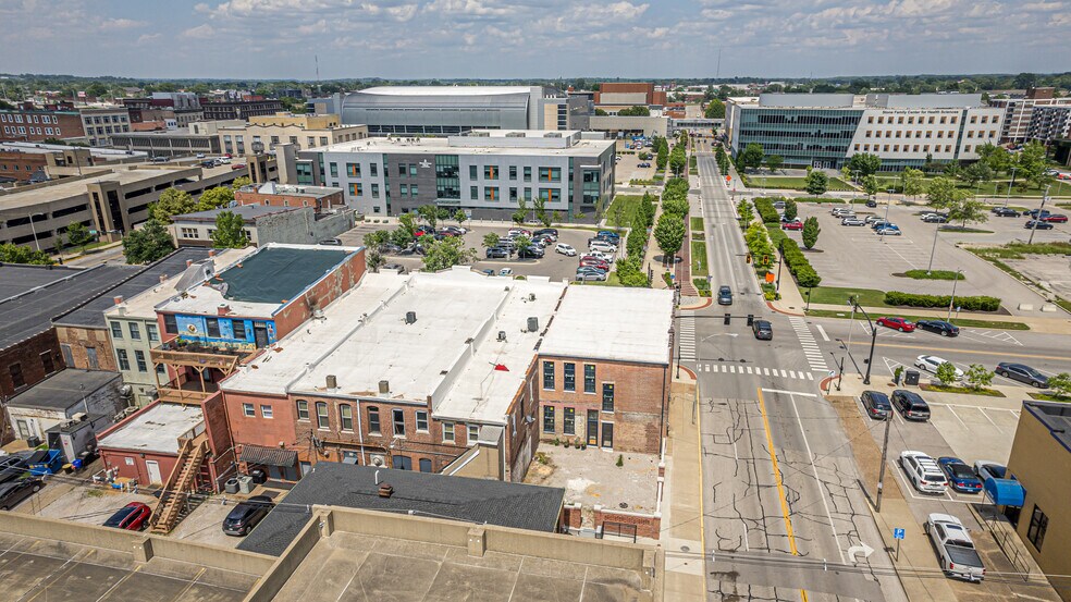 More Photos Of 129 SE 4th St, Evansville Storefront For Lease