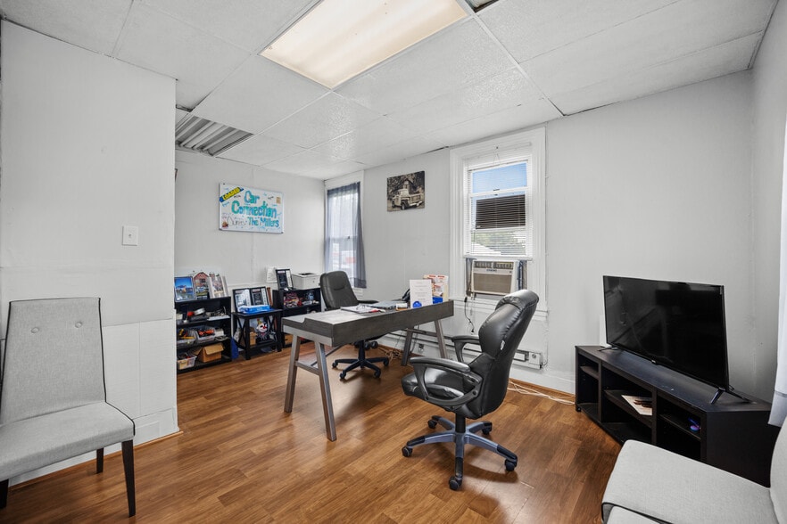 More Photos Of 2516-2518 N Dupont Pky, Middletown Freestanding For Sale