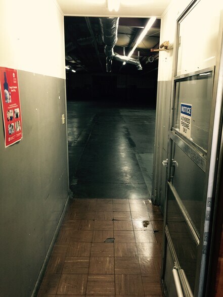 More Photos Of 5412-5414 N Rockwell Ave, Bethany Warehouse For Lease