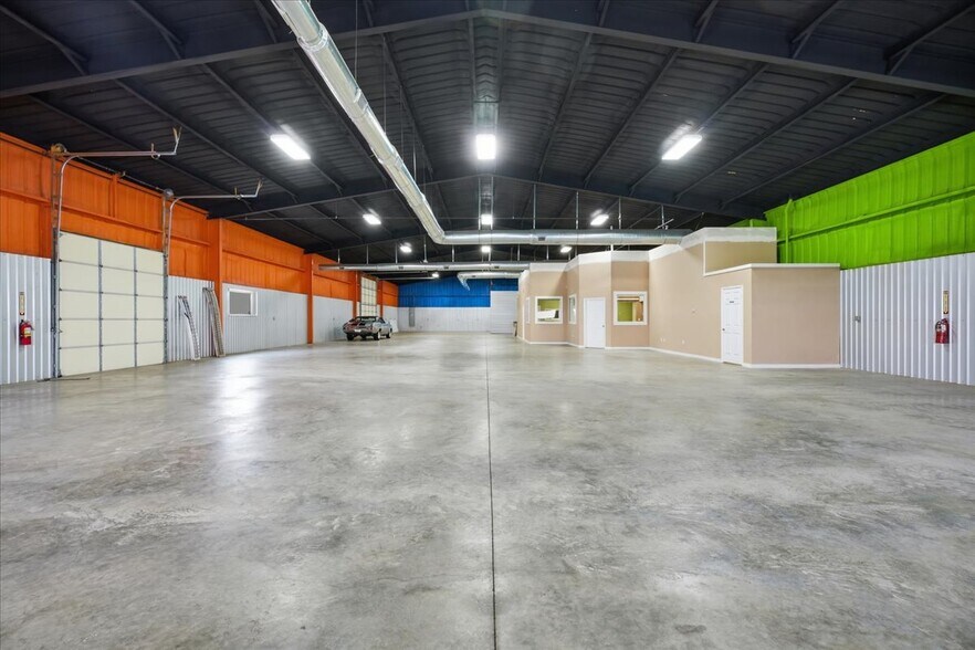 More Photos Of 3118 E Slaton Hwy, Lubbock Showroom For Sale