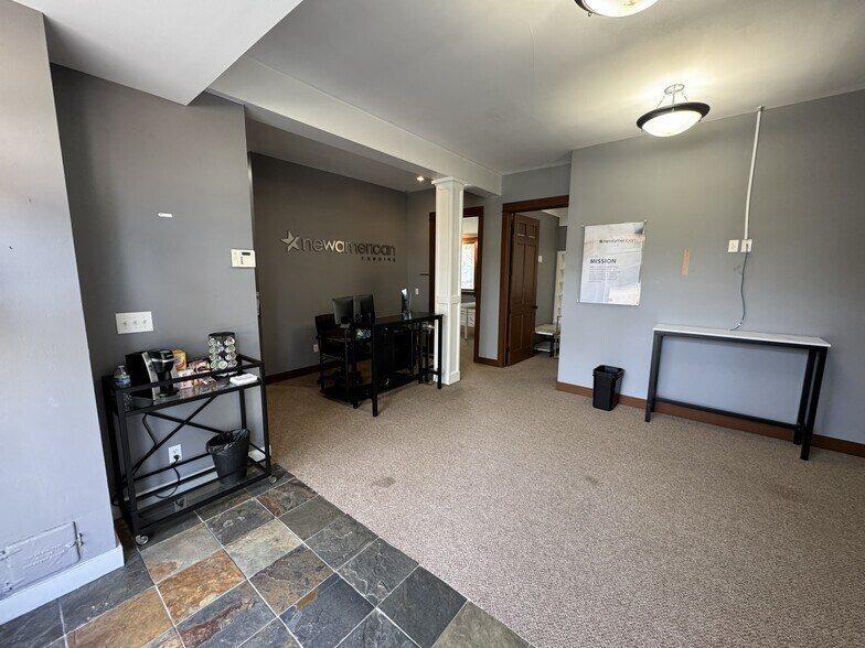 More Photos Of 422 N 4th St, Mount Vernon Office For Lease