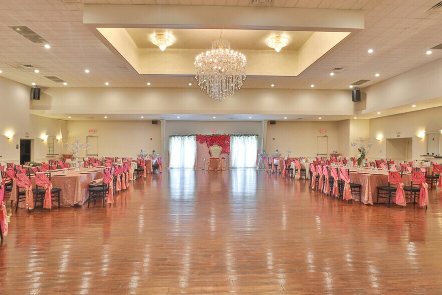 More Photos Of 15301 Gulf Fwy, Houston Freestanding For Sale