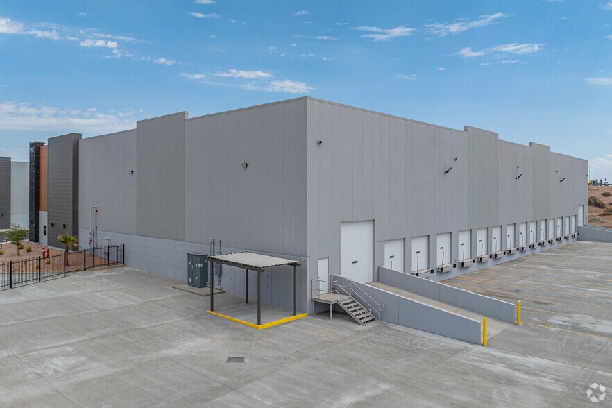 More Photos Of 1713 Stefani St, Calexico Distribution For Lease