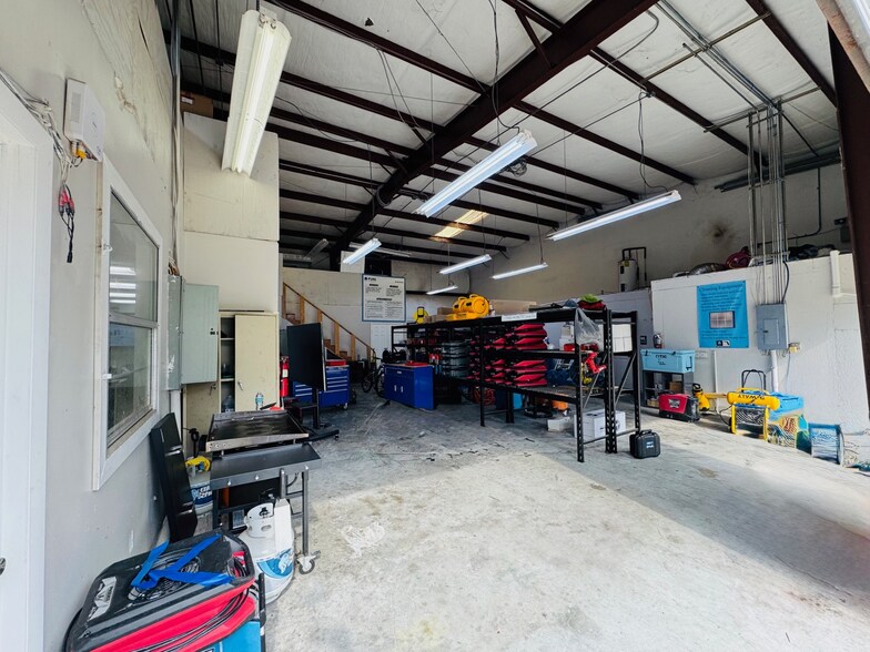 More Photos Of 2210 Corporate Square Blvd, Jacksonville Warehouse For Sale