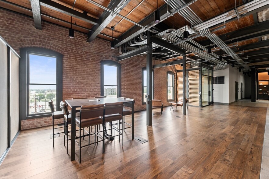More Photos Of 1305 E Houston St, San Antonio Office For Lease