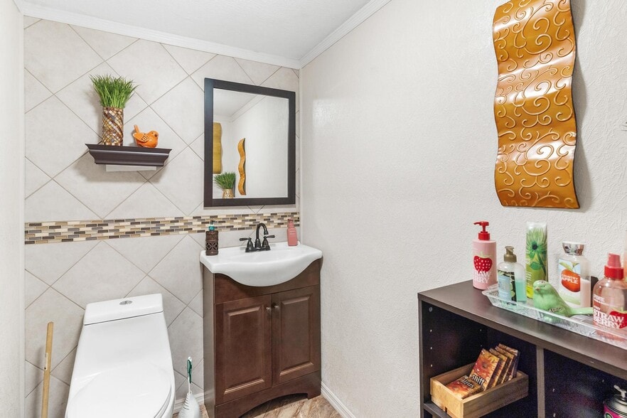 More Photos Of 1024 W Main St, Leesburg Storefront Retail Residential For Sale