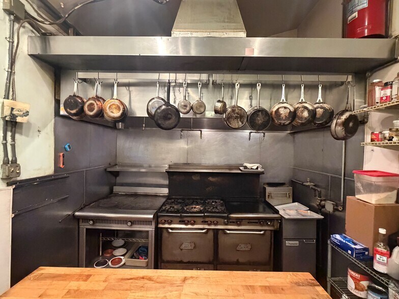 More Photos Of 2039 SE Clinton St, Portland Storefront Retail Residential For Lease