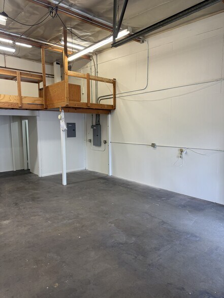 More Photos Of 5979 Reseda Blvd, Tarzana Warehouse For Lease