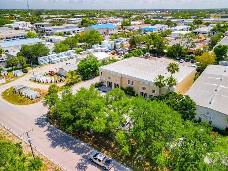 More Photos Of 5780 Taylor Rd, Naples Showroom For Sale