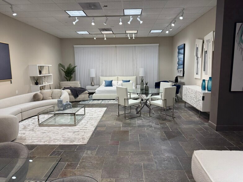 More Photos Of 7071 Southwest Fwy, Houston Showroom For Lease