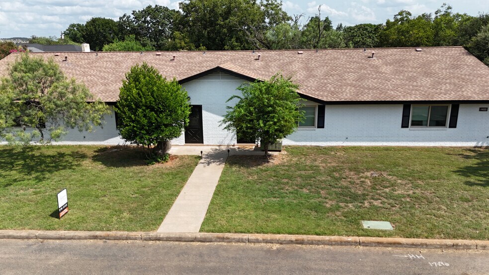 More Photos Of 1405 N Crockett St, Fredericksburg Apartments For Sale