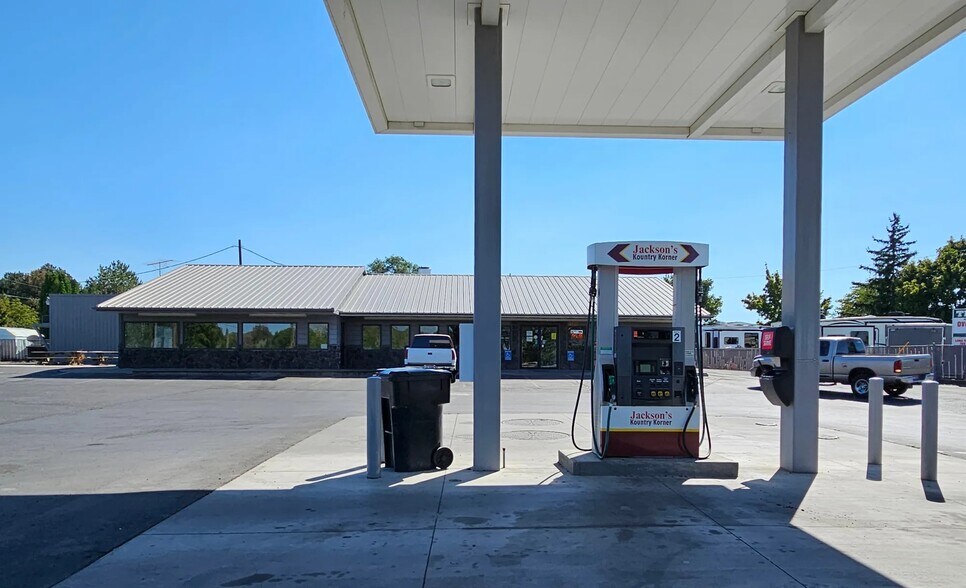 More Photos Of 1101 N Broadway, Buhl Convenience Store For Sale