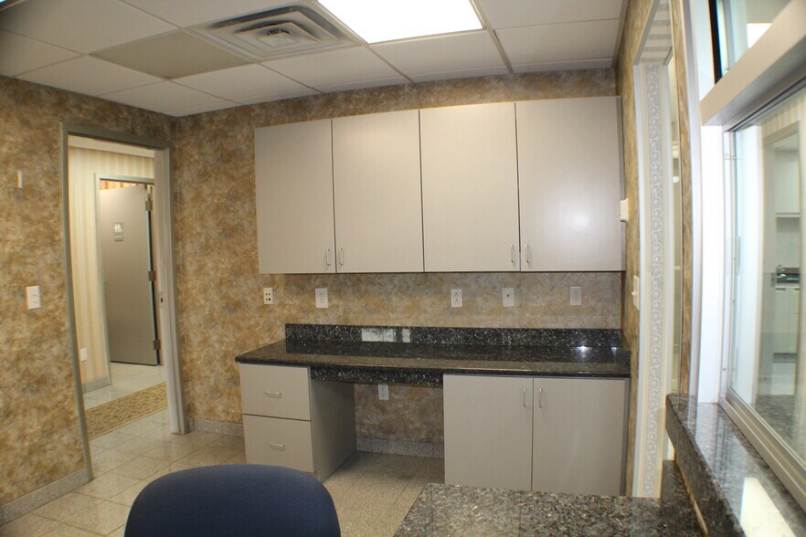 More Photos Of 1637 N Eastman Rd, Kingsport Office For Lease