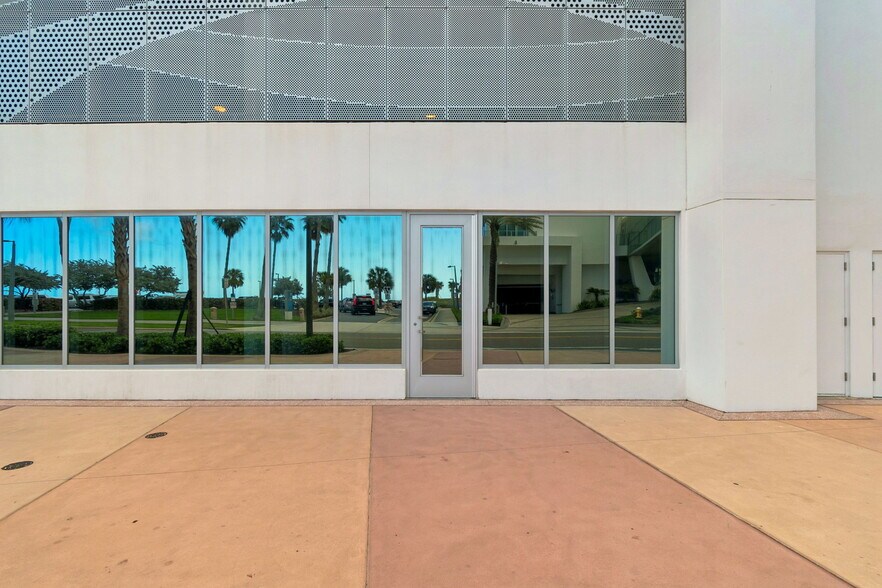 More Photos Of 400 Coronado Dr, Clearwater Beach Hotel For Lease