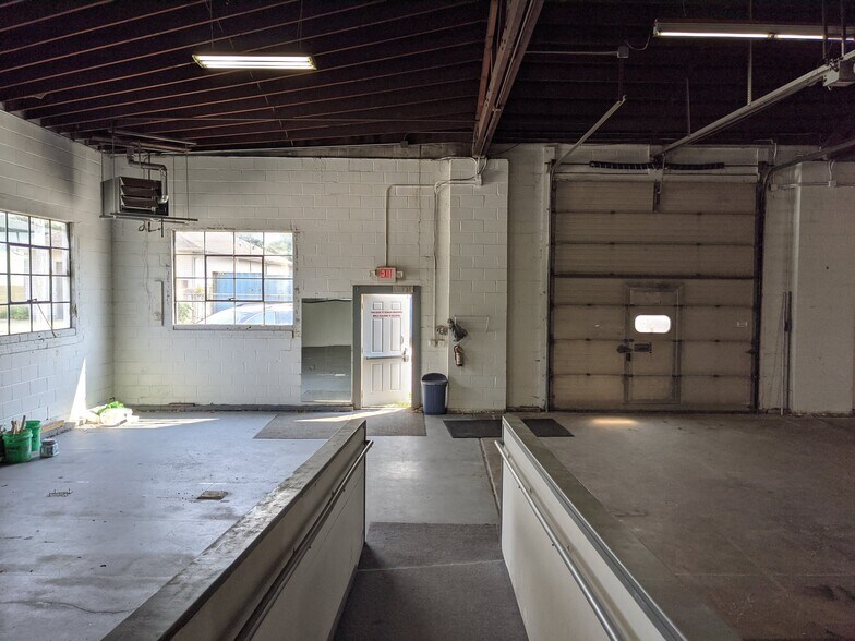 More Photos Of 250 S Kinzie Ave, Bradley Flex For Sale