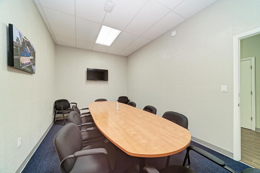 More Photos Of 2555 Porter Lake Dr, Sarasota Light Manufacturing For Sale