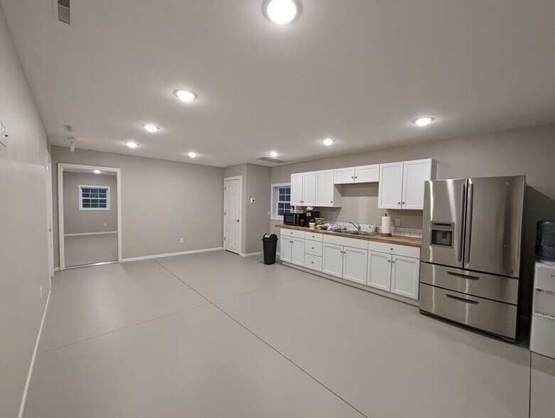 More Photos Of 516 S Main St, Nixa Service For Sale