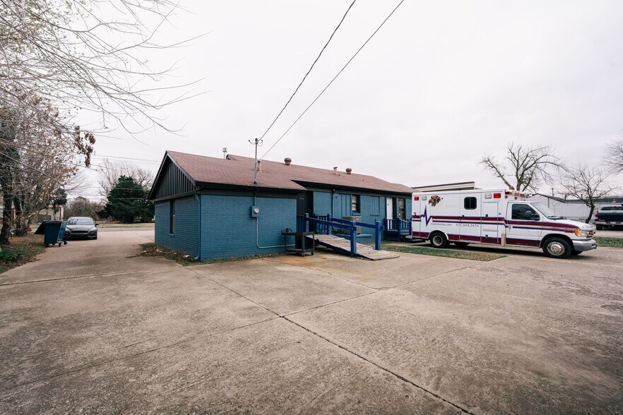 More Photos Of 3501 N Rockwell Ave, Bethany Office For Sale