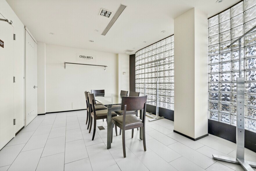 More Photos Of 30 Central Park S, New York Medical For Sale