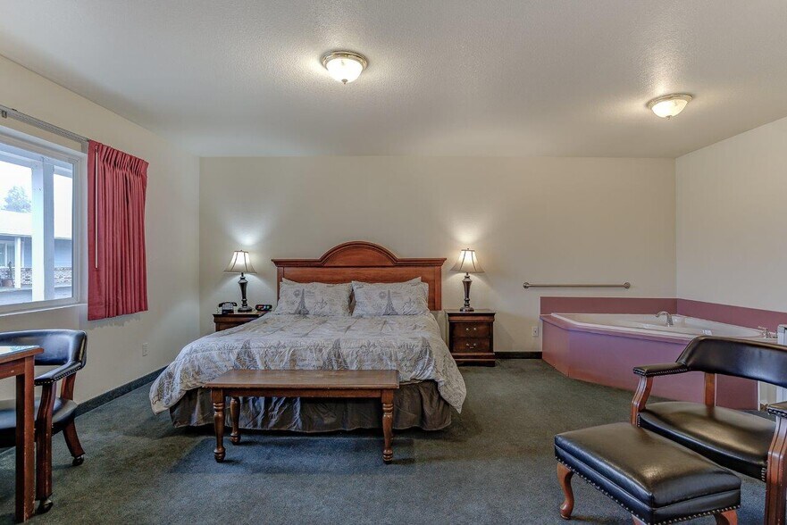 More Photos Of 718 Main St, Weaverville Hotel For Sale