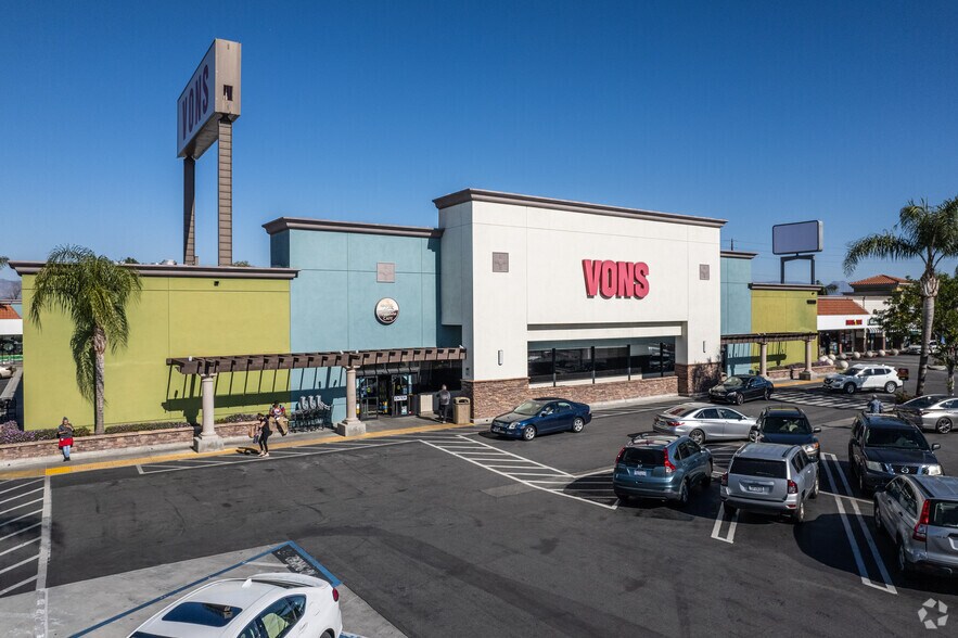 More Photos Of 19305-19417 Victory Blvd, Reseda Unknown For Lease