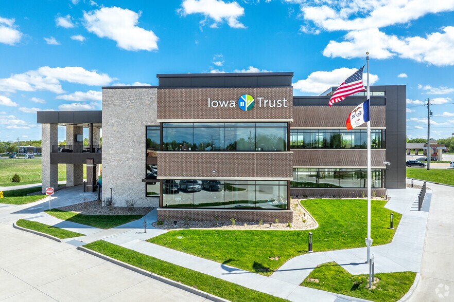 Primary Photo Of 15591 Hickman Rd, Clive Bank For Sale