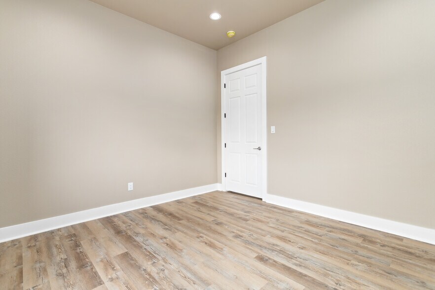 More Photos Of 1750 Cardinal dr, Beaumont Flex For Sale