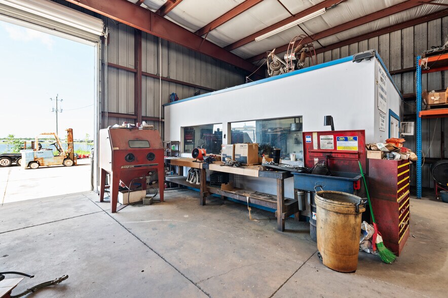 More Photos Of 2640 Avenue of the Americas St, Englewood Warehouse For Sale