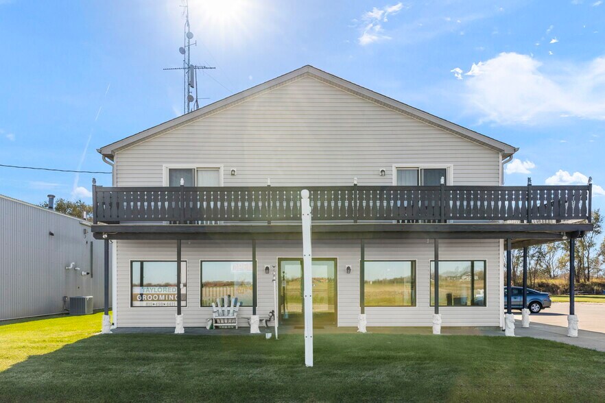 More Photos Of 645 E Lasalle St, Somonauk Showroom For Lease