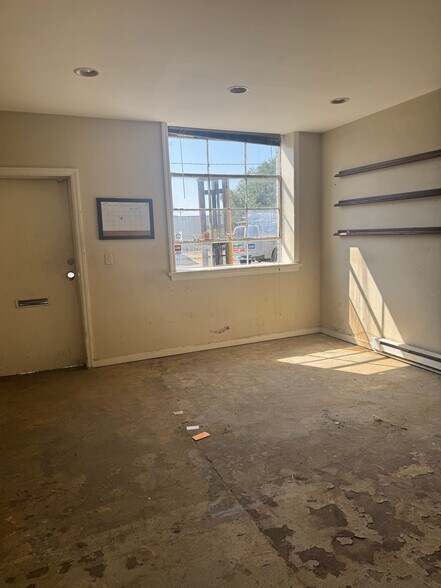 More Photos Of 8 Van Tassell Ct, Norwalk Warehouse For Lease