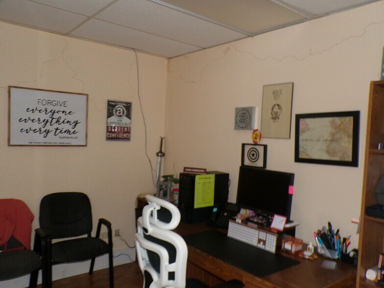 More Photos Of 7619-7621 E 46th Pl, Tulsa Showroom For Sale