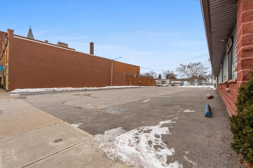 More Photos Of 212 Main St, Oneida General Retail For Sale